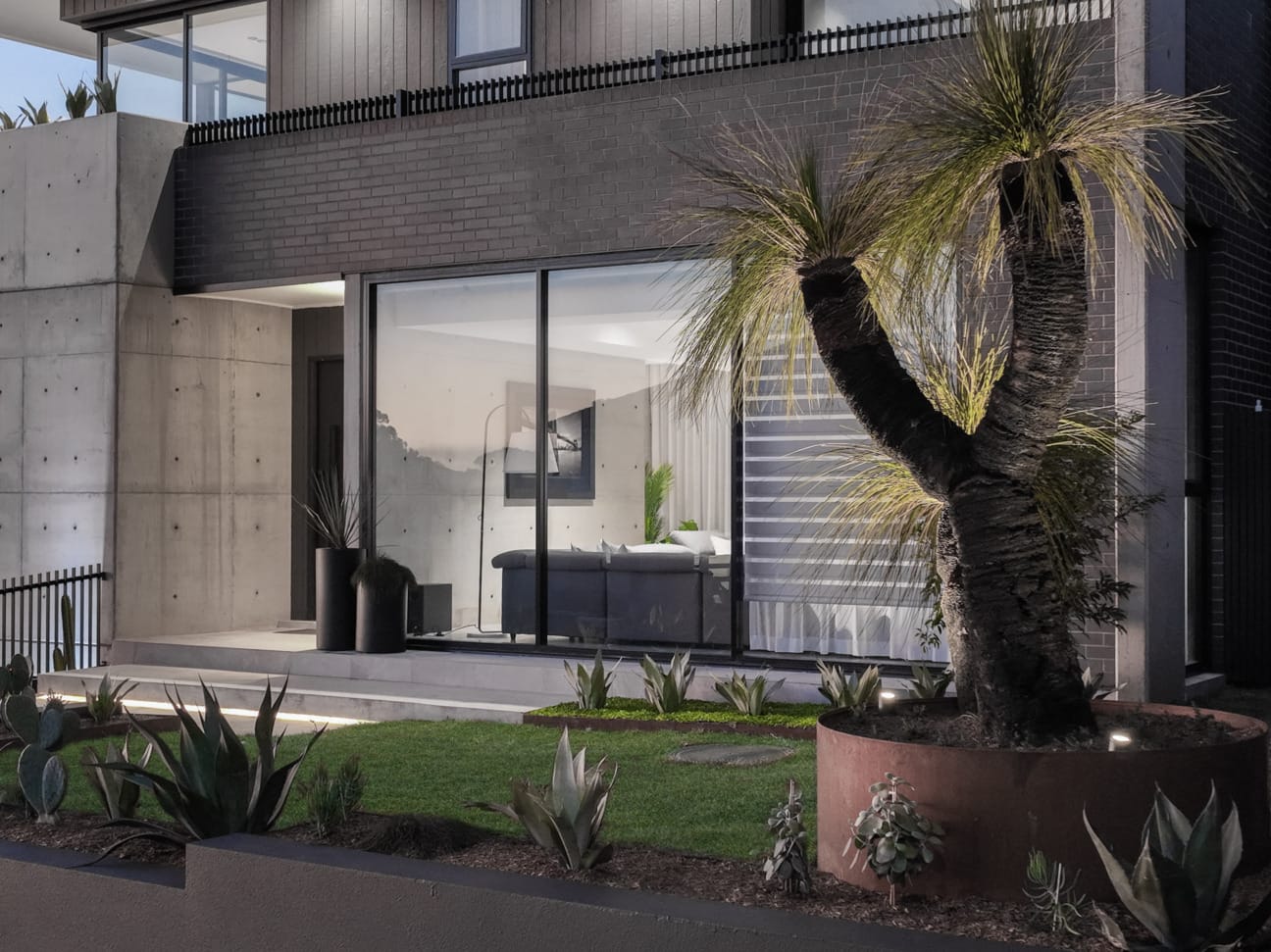 Brick | Nero Satin, Morada range