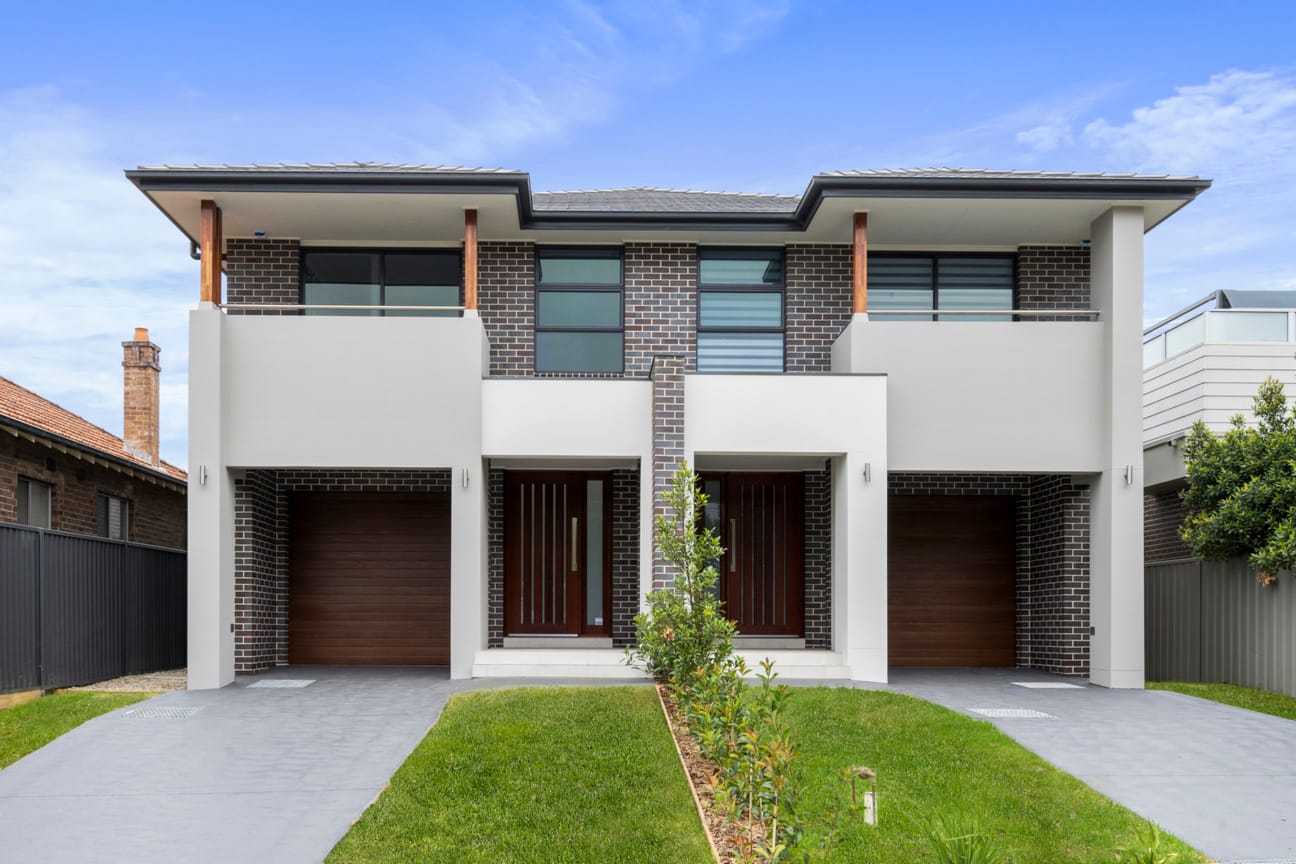 Casaview Homes Pine Lea Duplex. Main Brick Blue Steel Flash, Metallic range