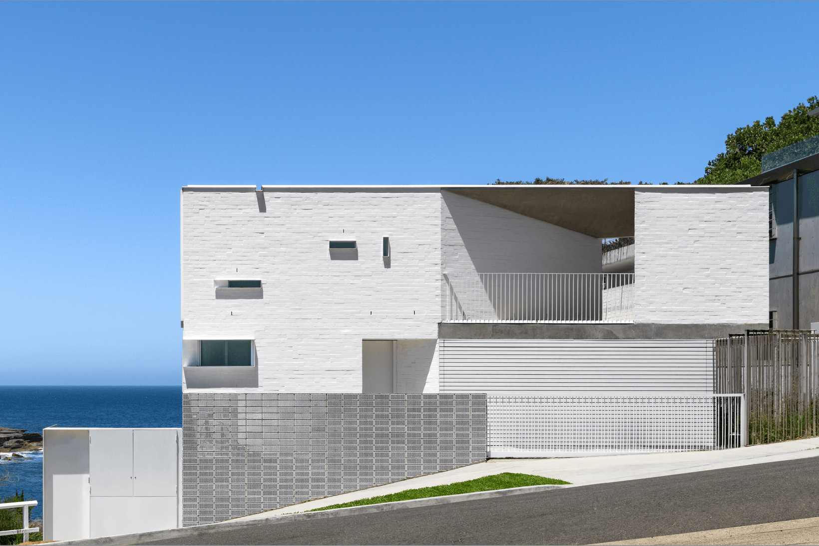 White coastal designer home using PGH bricks from the Coastal Hamptons range