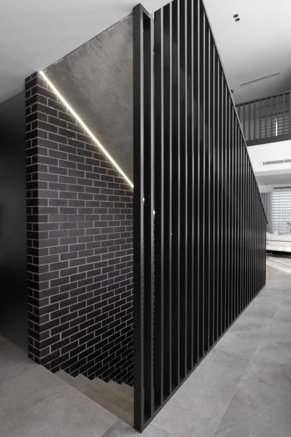 Brick | Nero Satin, Morada Range