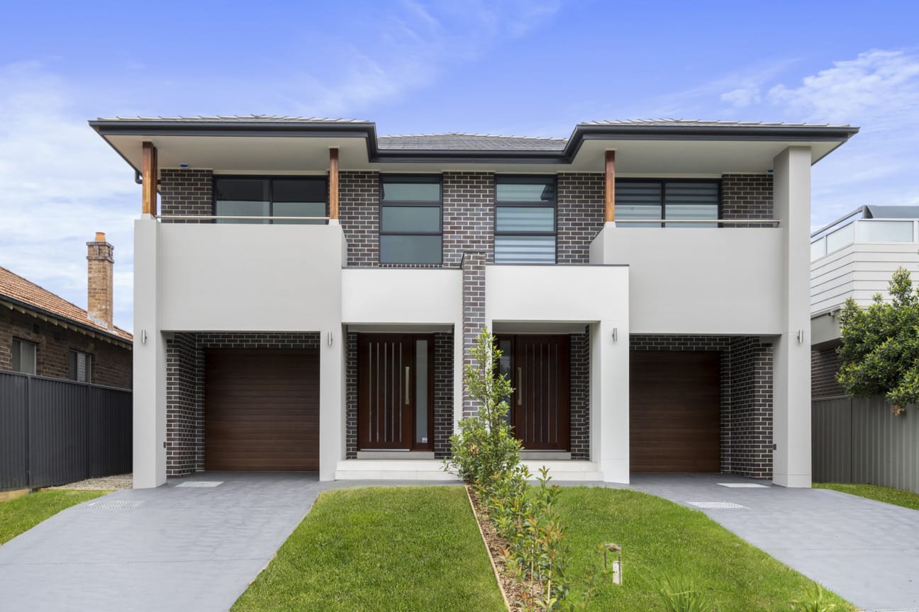 Casaview Homes Pine Lea Duplex. Main Brick Blue Steel Flash, Metallic range