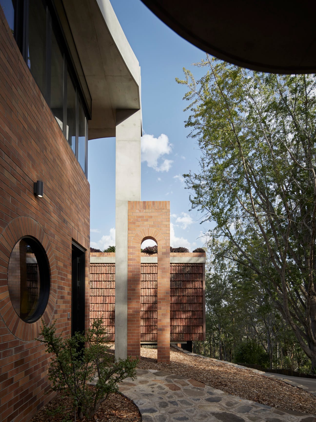 Tjuringa House using a 50/50 mix of PGH Bricks & Pavers’ Smooth range in ‘Black and Tan’ and ‘Copper Glow’.