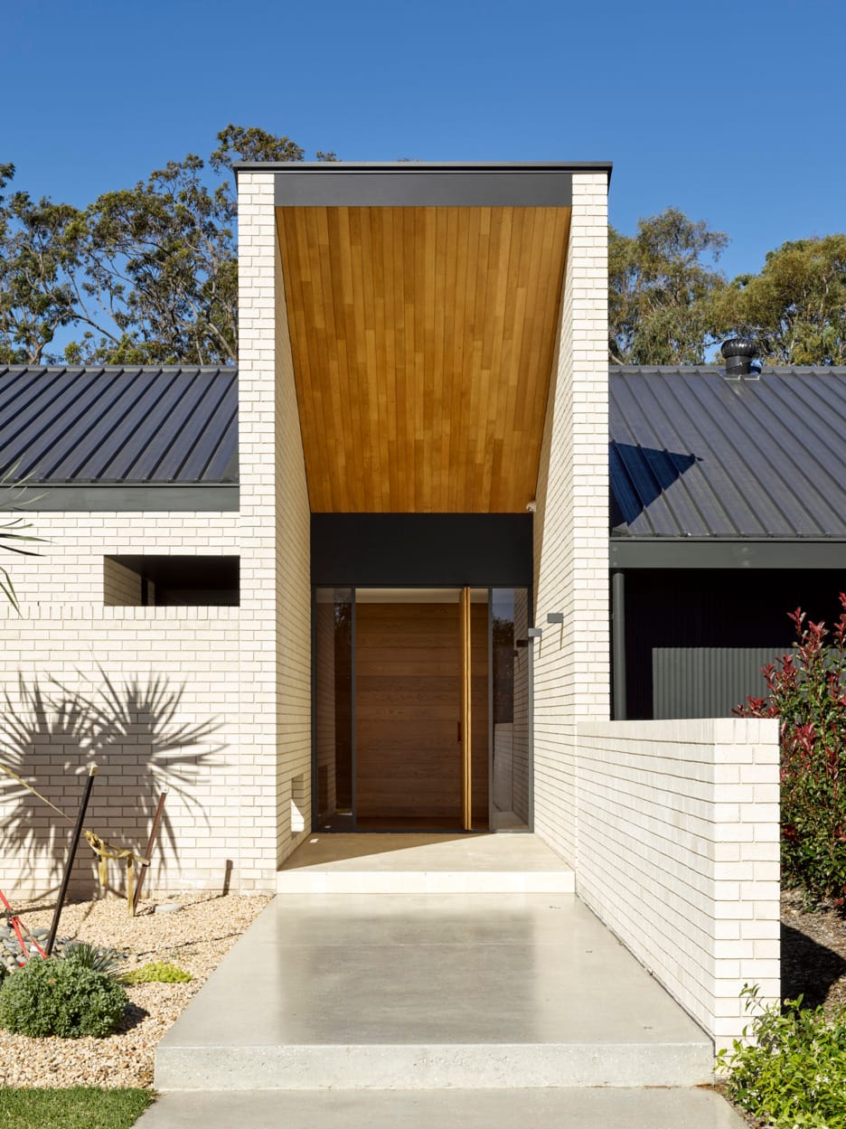 Open Homes Australia present the spectacular Three Chimney House using PGH Bricks