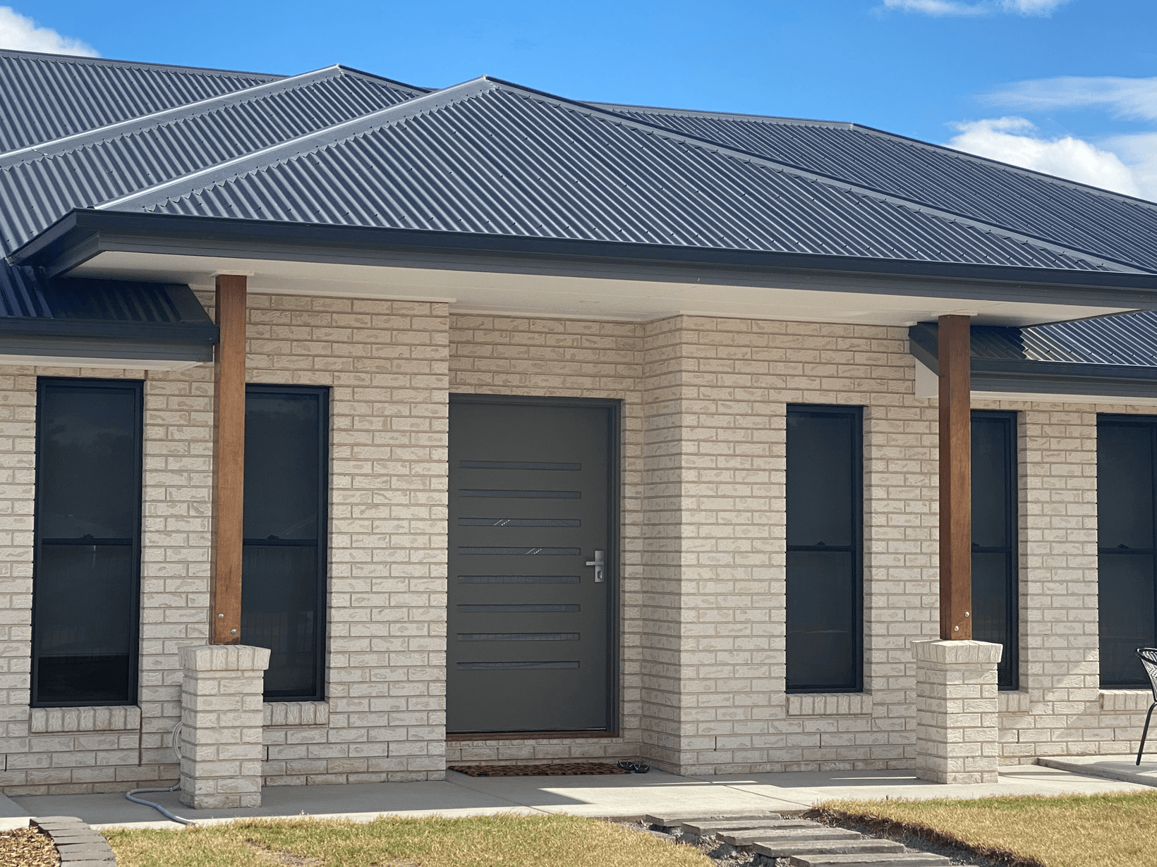 Girraween brick from PGH in Lifestyle range on single storey home, off white mortar