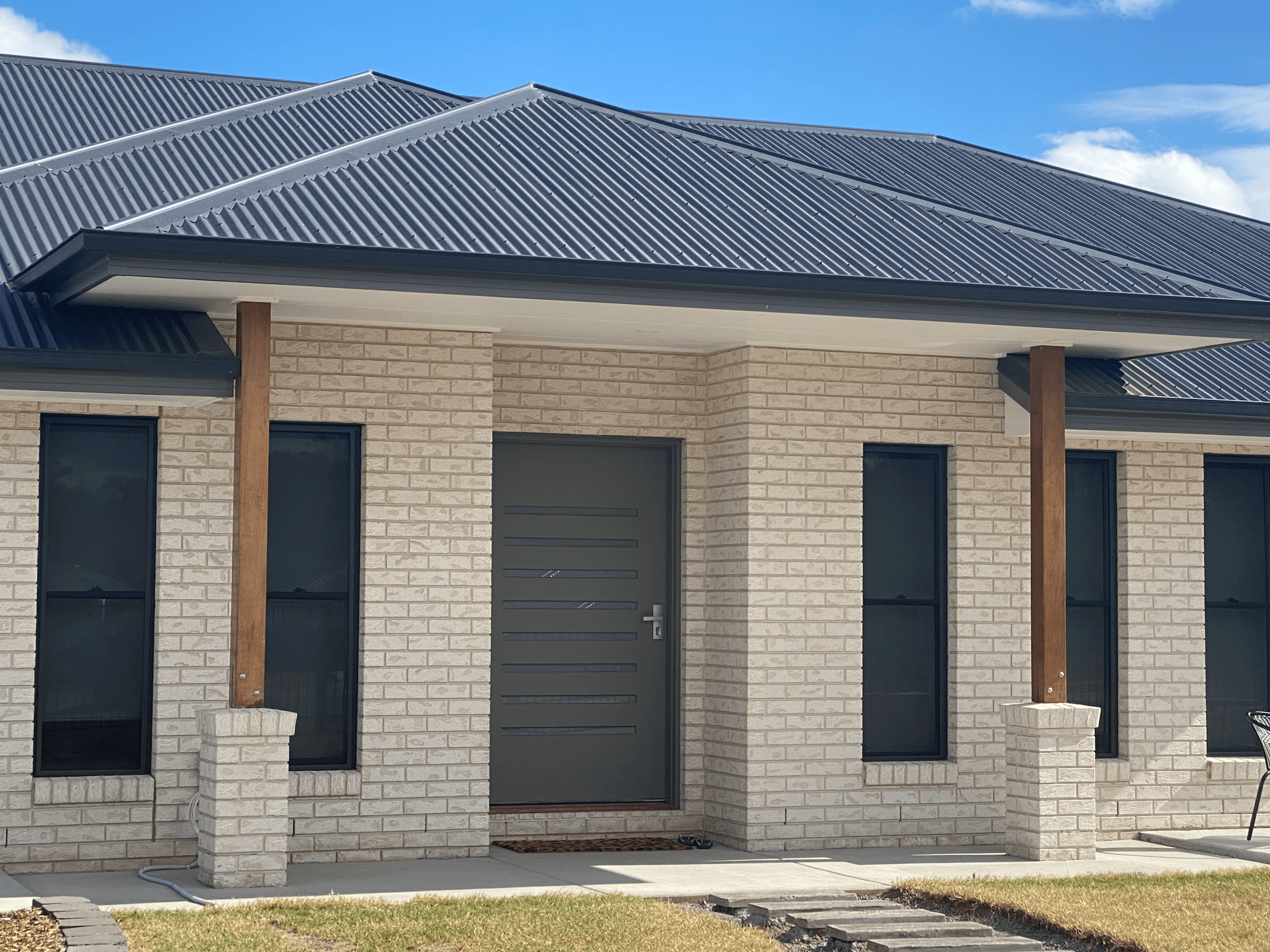 Girraween brick from PGH in Lifestyle range on single storey home, off white mortar