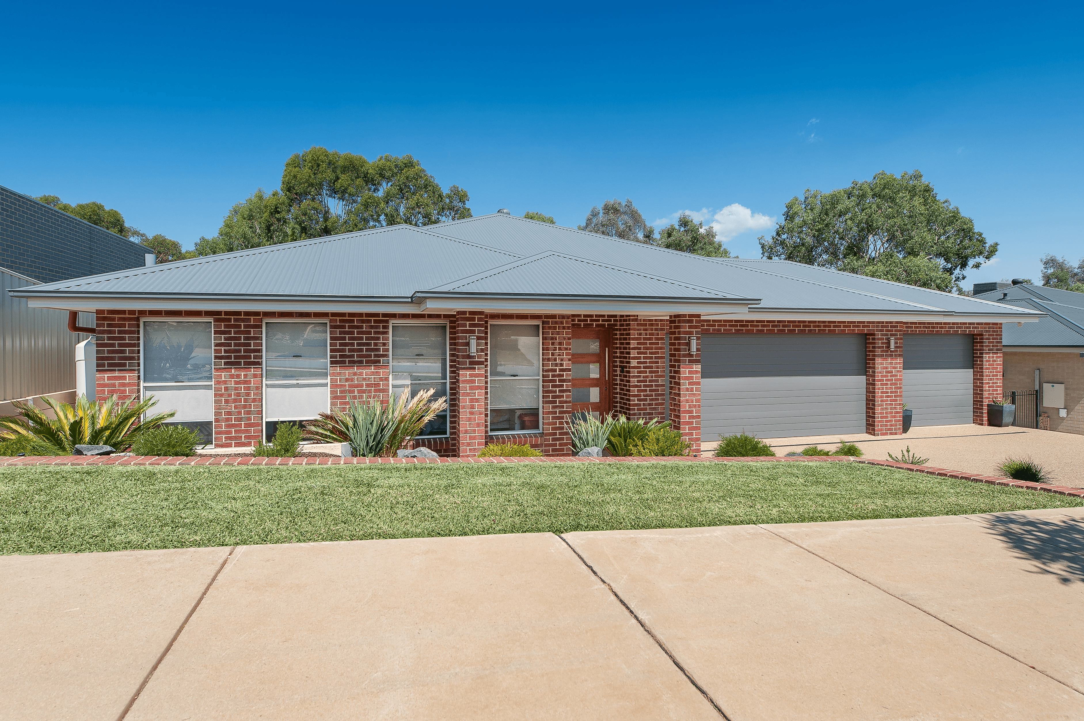 PGH Bricks Jarrah in Character range on GJ Gardener home