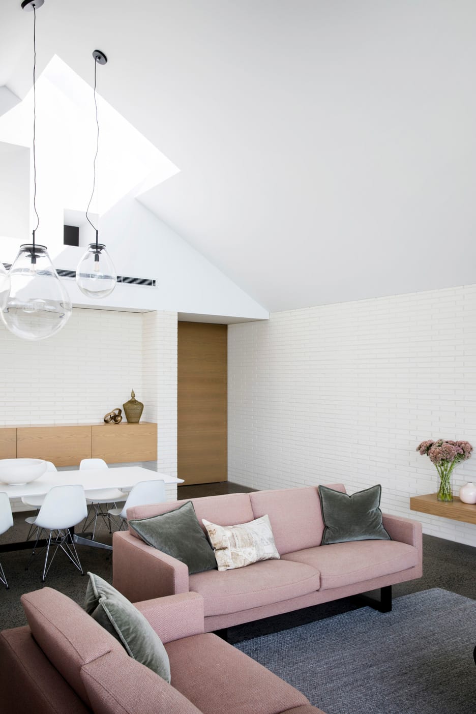 Luxury Hunters Hill home showcasing Linear Blanco bricks from the PGH Morada range.