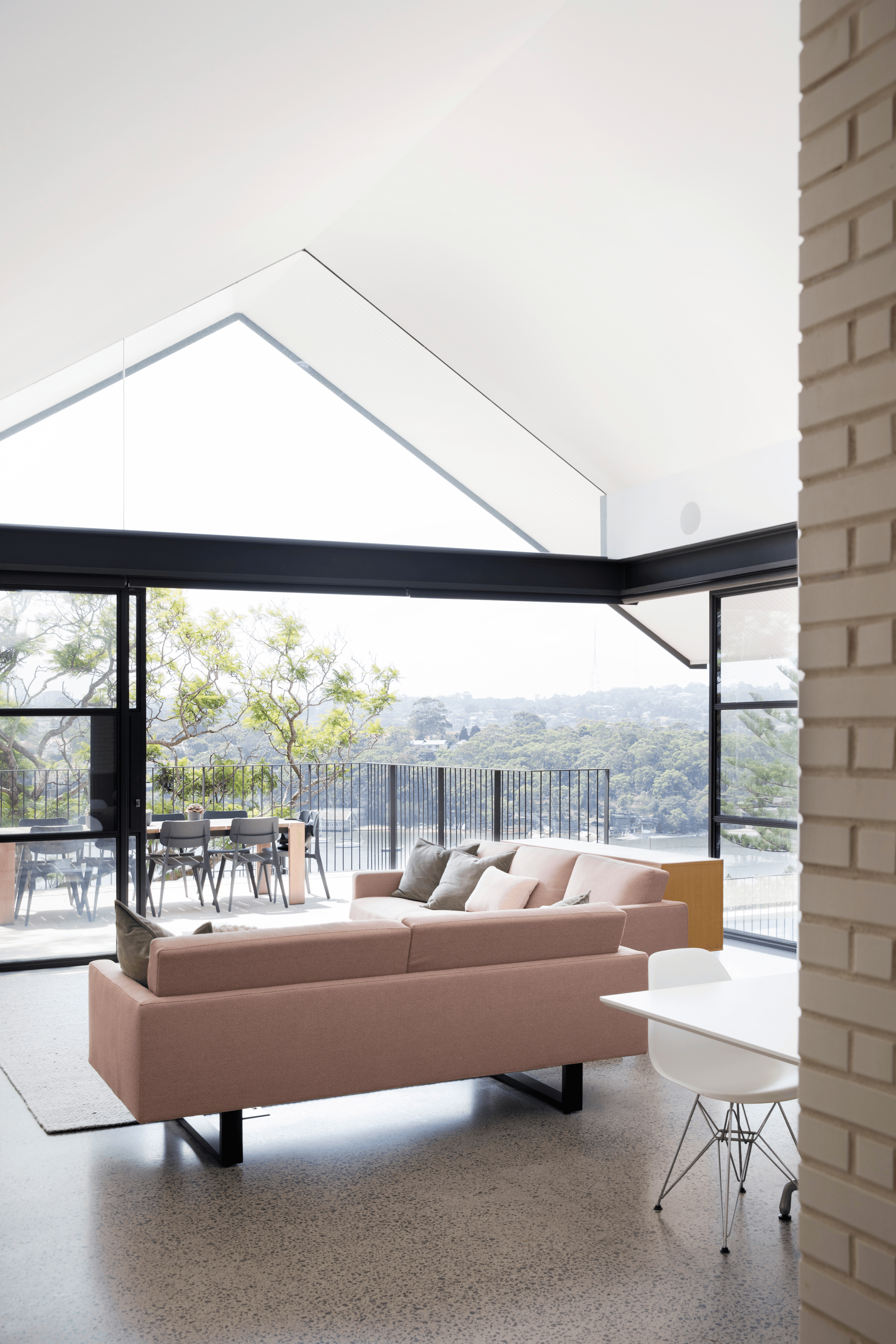 Luxury Hunters Hill home showcasing Linear Blanco bricks from the PGH Morada range.