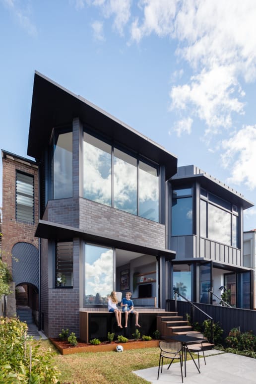 Zuster House in Sydney’s Kirribilli using Black Beauty brick from the PGH Dry Pressed Architectural range.