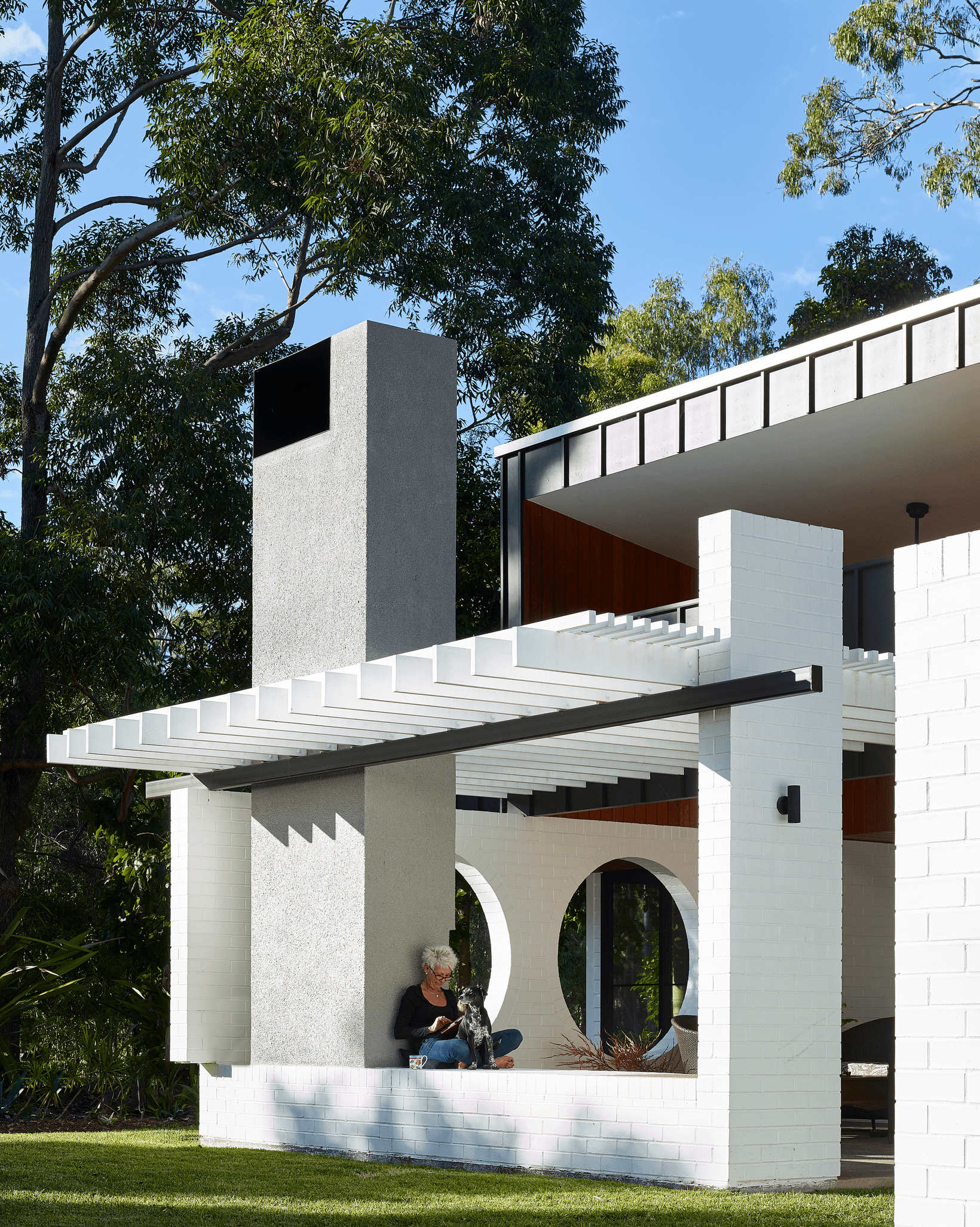 White painted PGH Purpose Made Commons bricks on The Long House by Shaun Lockyer Architects