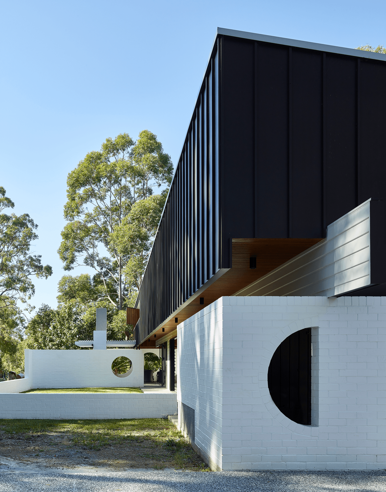 White painted PGH Purpose Made Commons bricks on The Long House by Shaun Lockyer Architects
