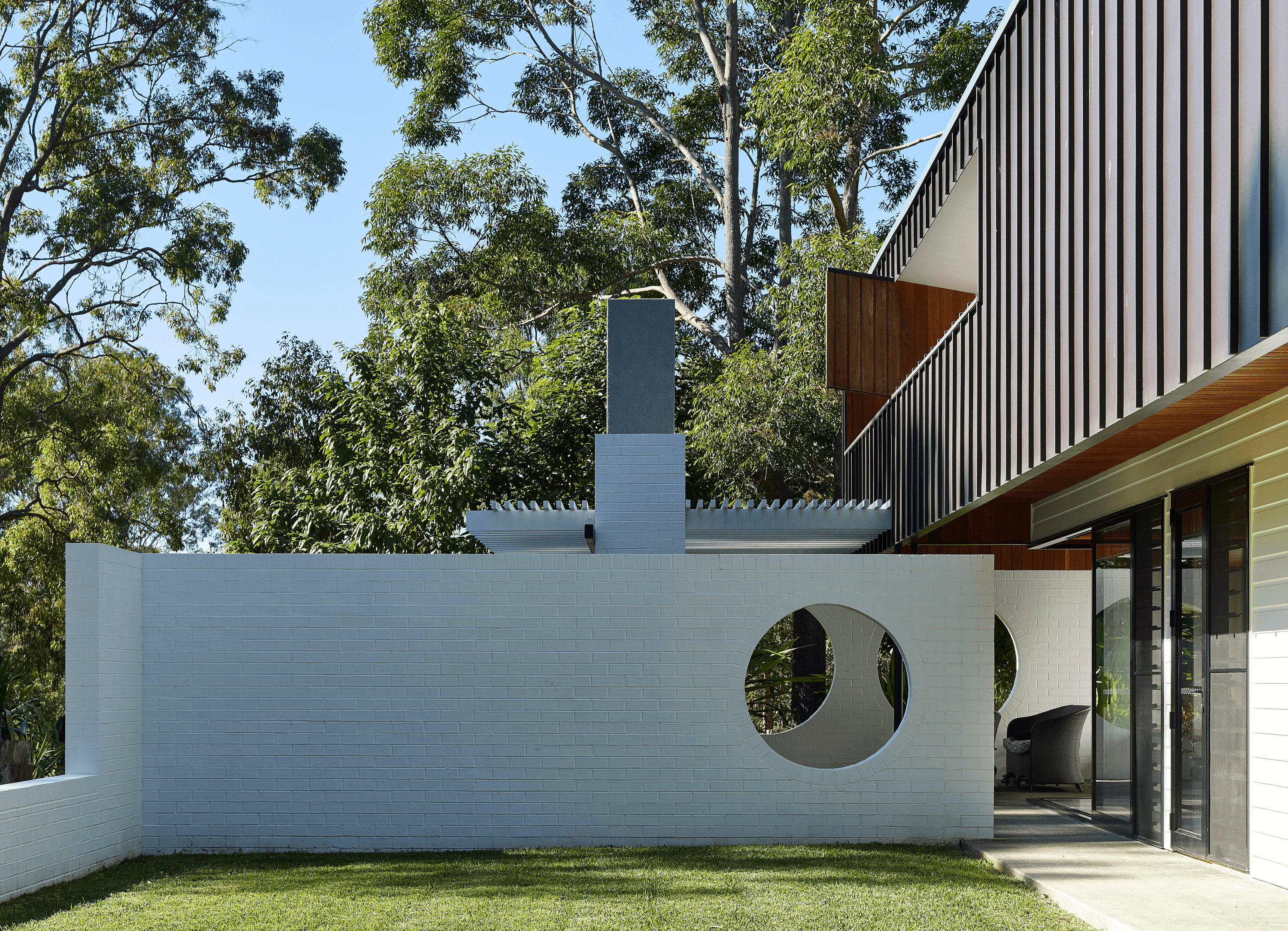 White painted PGH Purpose Made Commons bricks on The Long House by Shaun Lockyer Architects