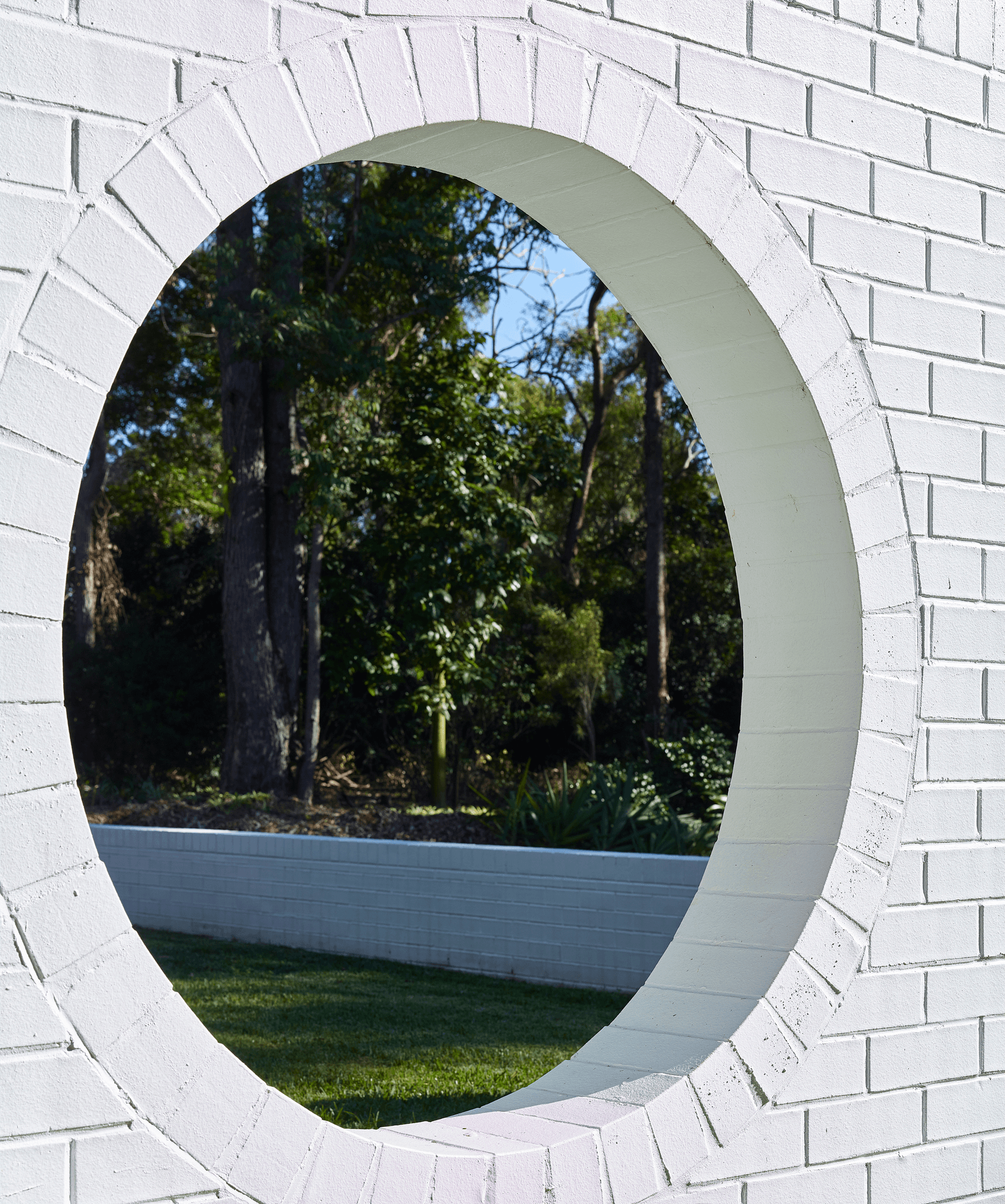 White painted PGH Purpose Made Commons bricks on The Long House by Shaun Lockyer Architects