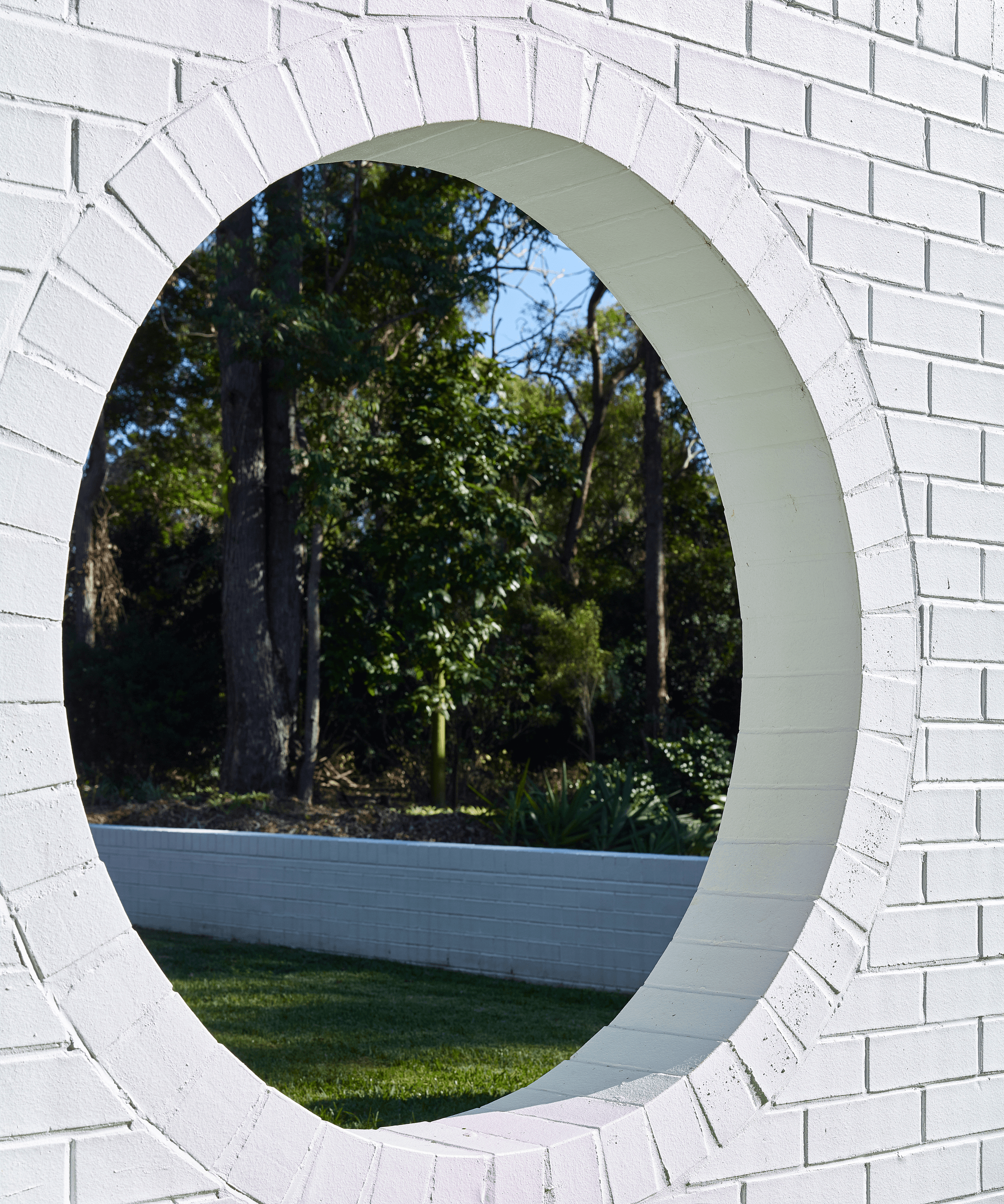 White painted PGH Purpose Made Commons bricks on The Long House by Shaun Lockyer Architects