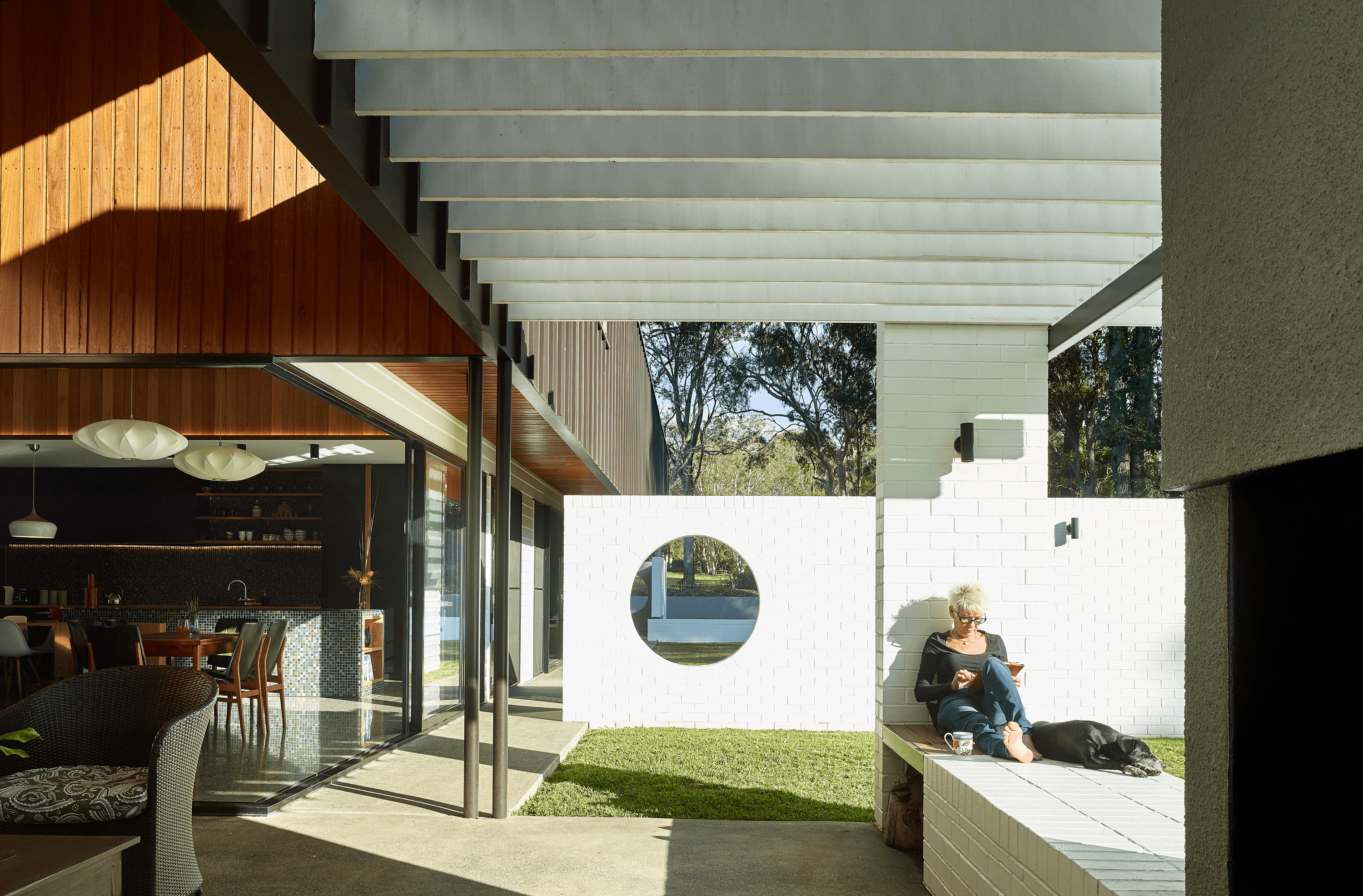 White painted PGH Purpose Made Commons bricks on The Long House by Shaun Lockyer Architects