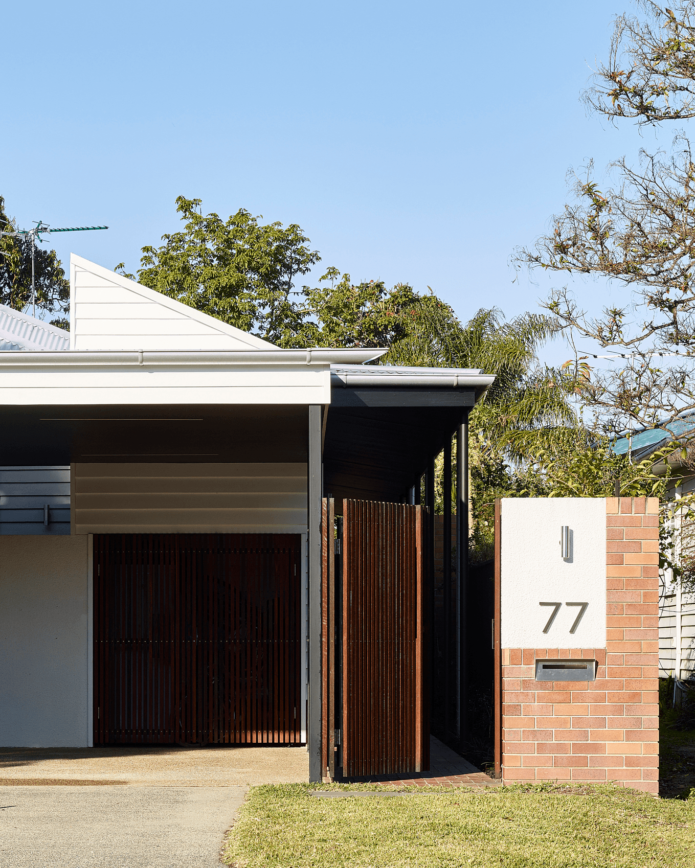 A small post-war cottage in Brisbane uses PGH Smooth range Black and Tan bricks for a modern makeover.