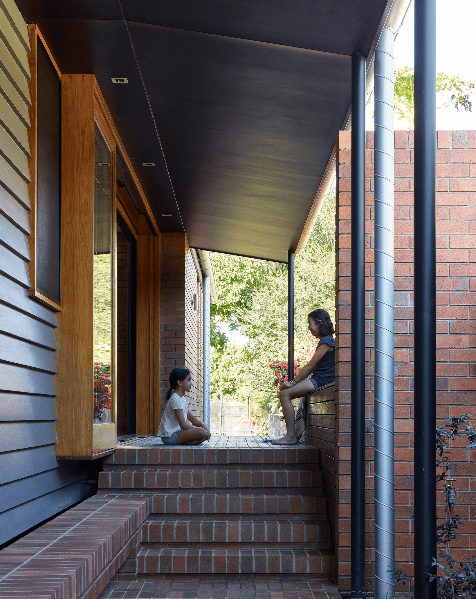A small post-war cottage in Brisbane uses PGH Smooth range Black and Tan bricks for a modern makeover.