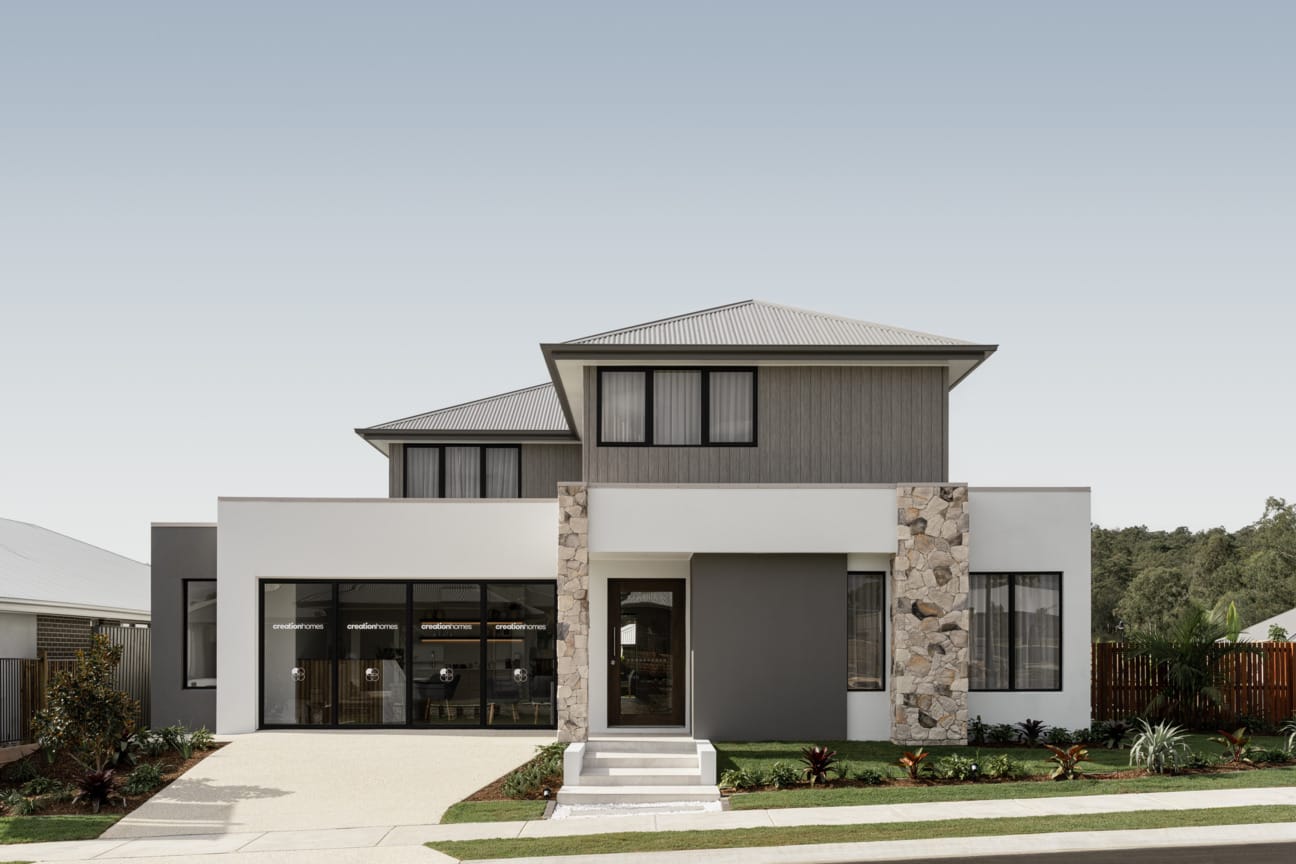 PGH Stone Natural Fieldstone in Silver Peak - Tight Fit on Display Brookside 36 for Creation Homes (QLD) Pty Ltd