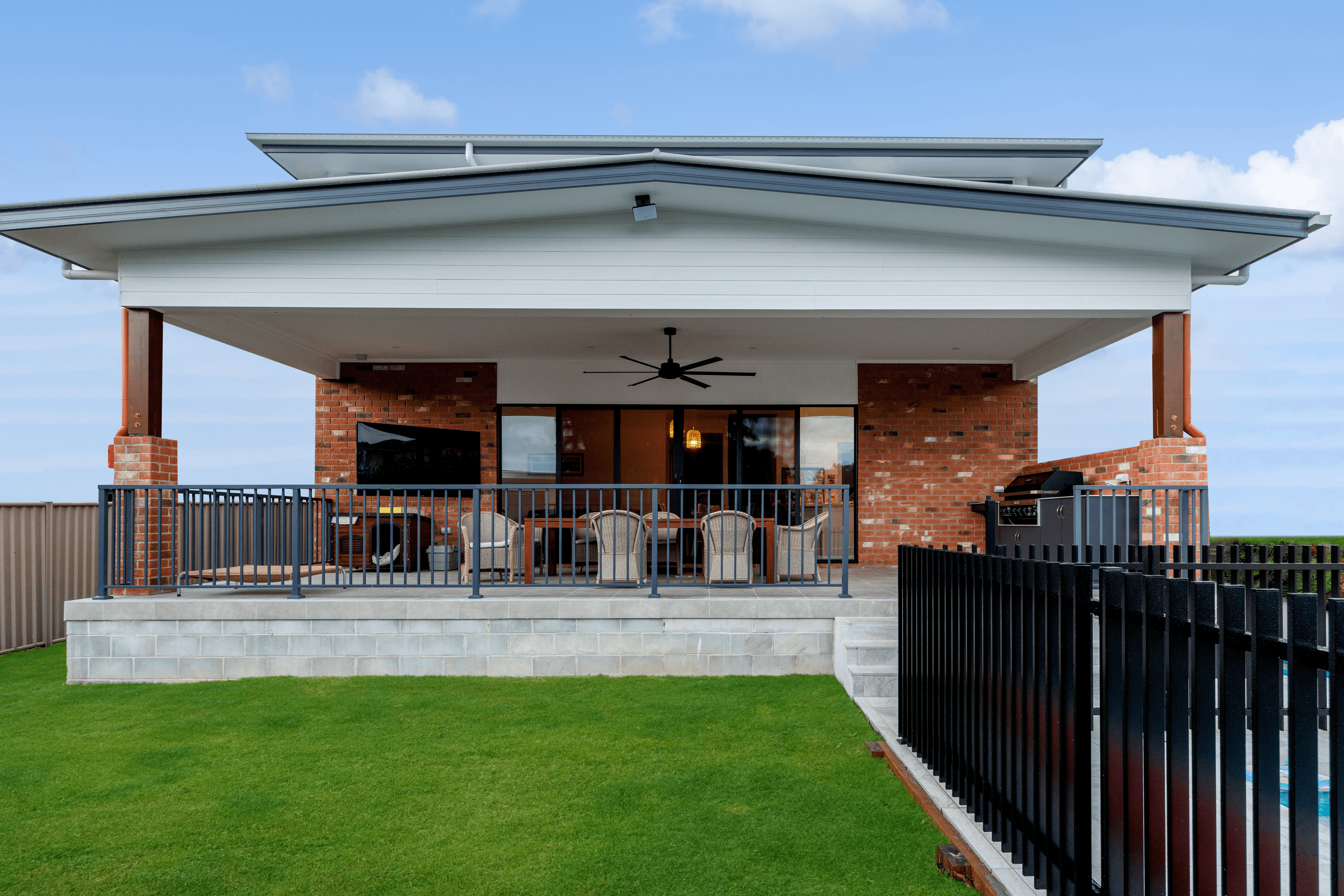 50/50 mix of PGH Bricks & Pavers’ Smooth range in ‘Black and Tan’ and ‘Copper Glow’ used on the Tjuringa house in QLD.