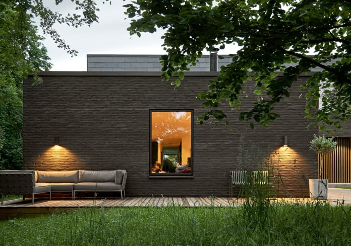50/50 mix of PGH Bricks & Pavers’ Smooth range in ‘Black and Tan’ and ‘Copper Glow’ used on the Tjuringa house in QLD.