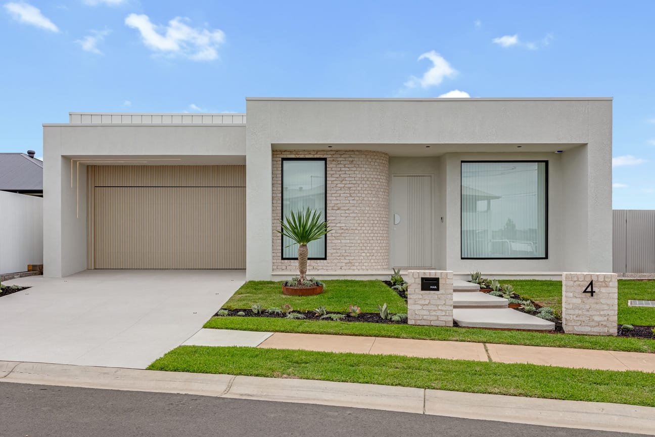 JH Homes. PGH Harlem brick, Manhattan range. 4 Killen Pde, Catherine Field, NSW.