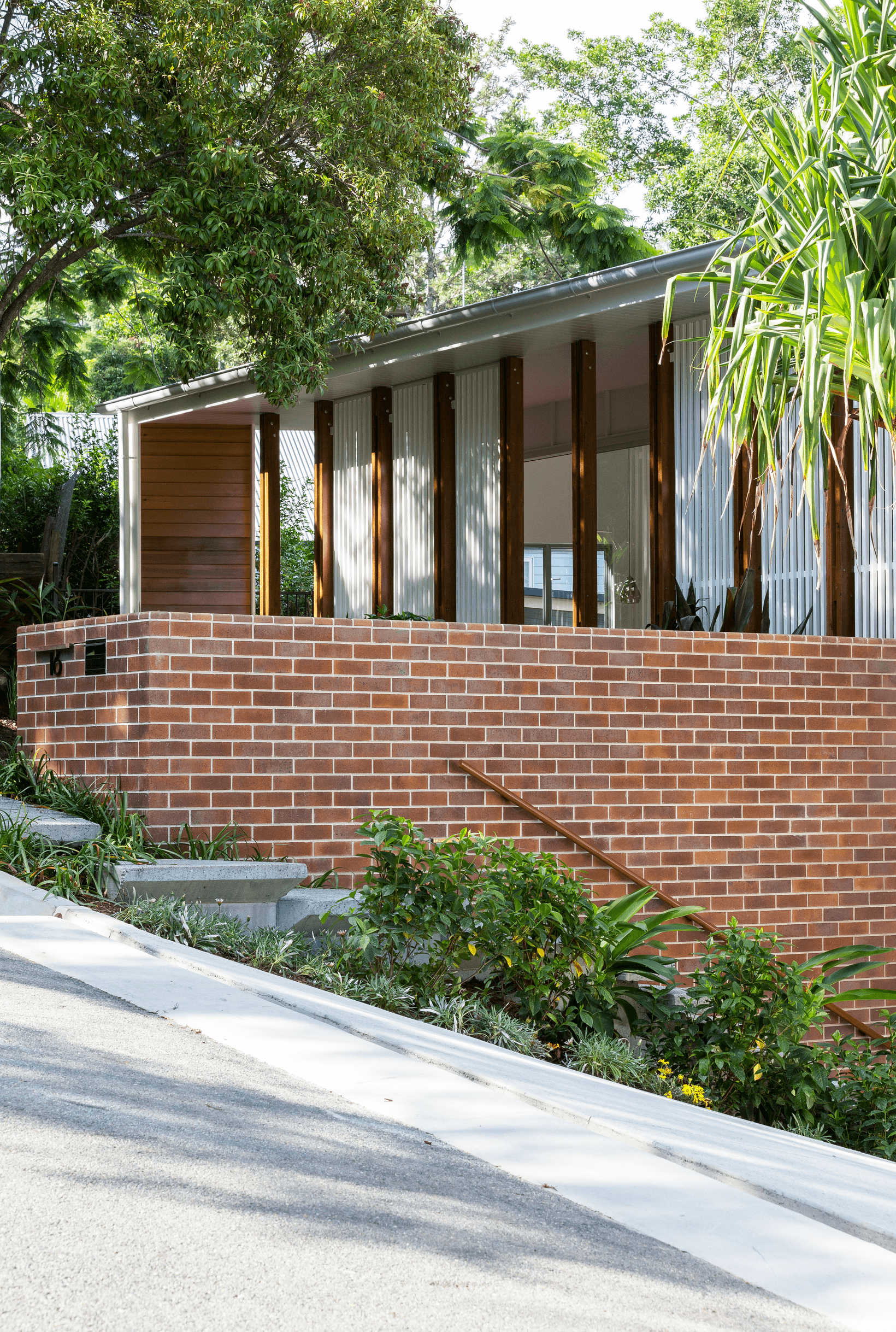 Auchenflower House case study showcases the use of PGH painted bricks and PGH Smooth, Black and Tan bricks.