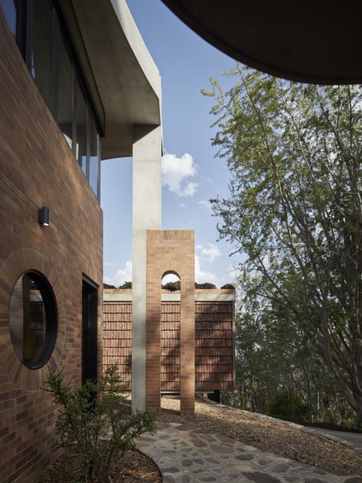 Tjuringa House using a 50/50 mix of PGH Bricks & Pavers’ Smooth range in ‘Black and Tan’ and ‘Copper Glow’.