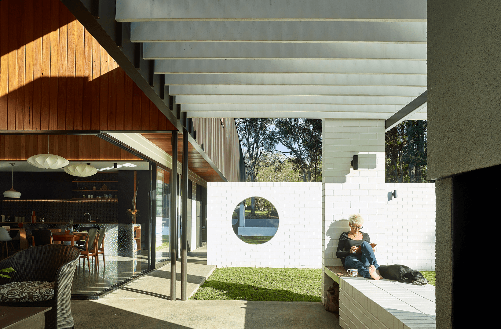 White painted PGH Purpose Made Commons bricks on The Long House by Shaun Lockyer Architects