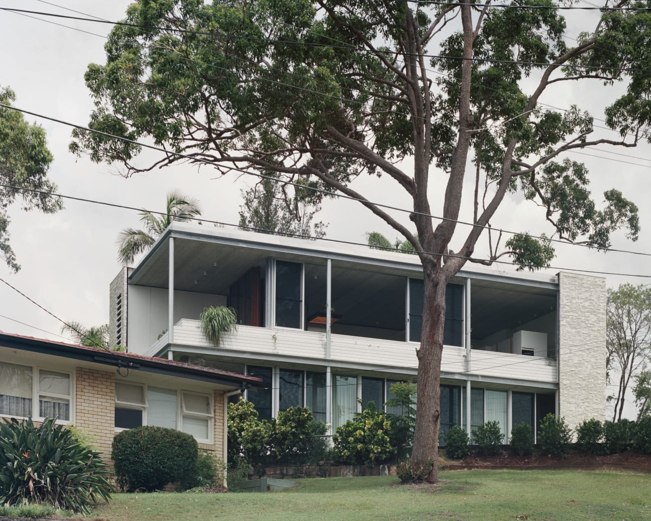 UK architect Peter Besley 's unique approach to brickwork creates a one-of-a-kind family home. The Couldrey House.